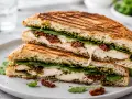 Pyszne panini z kurczakiem, rukolą, suszonymi pomidorami i pesto. Idealny przepis na szybki obiad.