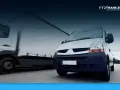 Biały bus i ciężarówka w ruchu drogowym. To obraz idealny dla osób, które chcą rozpocząć pracę z własnym busem i rozwijać swoją firmę transportową.