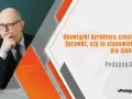 Zamyślony dyrektor szkoły w okularach, z klepsydrą na biurku. Czy to stanowisko dla Ciebie?