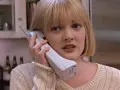 Blondynka z przerażeniem odbiera telefon, jakby właśnie usłyszała, że ktoś ją "zombieinguje".