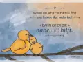 Zwei gelbe Küken auf einem Ast, die Trost bei Krankheit finden. Ein größeres Küken tröstet ein kleineres. Der Spruch "Wenn Du verzweifelt bist und keinen Mut mehr hast, dann ist er dir nahe und hilft." unterstreicht den christlichen Trost.