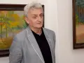 Włodzimierz Sławosz Dębski, artysta, prezentuje swoje jesienne pejzaże.