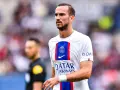 Fabian Ruiz, jugador del PSG, con su camiseta blanca y el escudo del club.