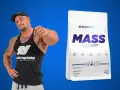 Mięśniak z paczką odżywki MASS ACCELERATION. Chcesz wiedzieć, gainer co to? To produkt dla Ciebie!