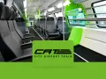 Wnętrze nowoczesnego pociągu CAT, czyli City Airport Train w Wiedniu. Jasne siedzenia i zielone akcenty tworzą przestronną atmosferę.