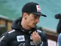Thomas Thurnbichler, wiek nieznany, w czapce z orłem Orlen i słuchawką w uchu, z tatuażem na dłoni.