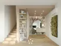 Ingresso ampio con libreria a giorno, scala in legno, specchio rotondo e carta da parati tropicale. Idee per come arredare un ingresso grande con stile.
