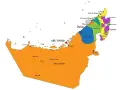 Mapa Zjednoczonych Emiratów Arabskich z zaznaczonymi regionami. Gdzie jest Dubaj? Widać go na niebiesko, obok Szardży i Abu Zabi.