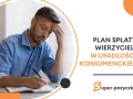 Zmartwiony mężczyzna pisze w notatniku. Dowiedz się, ile trwa uprawomocnienie planu spłaty w upadłości konsumenckiej.