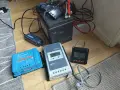 En batteriladdare och solcellsregulatorer kopplade till ett batteri. Var försiktig, ett kokande batteri är farligt.