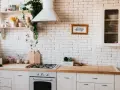 Co położyć między szafkami w kuchni? Wybierz idealny backsplash!