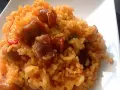 Arroz a la zamorana, un plato reconfortante con arroz, trozos de chorizo y pimientos rojos.