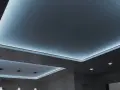 Nowoczesny sufit napinany z podświetleniem LED tworzy nastrojową atmosferę.