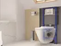 Widok przekroju nowoczesnej łazienki z podwieszanym WC i widocznym mechanizmem spłuczki. Widać odpływ WC w podłodze.