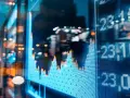 Wykresy i liczby na ekranie pokazują, co to jest trading – kupno i sprzedaż aktywów finansowych.