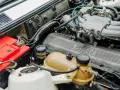 Silnik BMW 1.6 mpi z widocznym akumulatorem i zbiorniczkiem płynu.