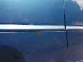 Rostfläckar på blå bil. Dags att lacka om bilen innan det blir värre.
