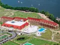 Ogromny hotel Gołębiewski w Karpaczu, z basenem i widokiem na jezioro, ma wiele pokoi, by pomieścić wszystkich gości.