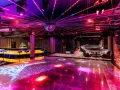 Nowoczesny klub z podświetlaną podłogą i barem, idealny na sylwester w Hotelu Gołębiewski.