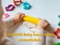 Dziecko wałkuje masę solną żółtym wałkiem. Wokół foremki do ciastek. Jak sprawić, by masa solna stwardniała?