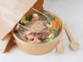 Ensalada de atún para llevar, con ingredientes frescos y cubiertos en un recipiente ecológico. Perfecta para tu licencia take away.