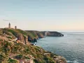 Vue panoramique sur le Cap Fréhel, avec son phare emblématique et les falaises bretonnes. Parfait pour une randonnée sur le GR 34.