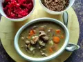 Gęsta zupa z serc drobiowych, ziemniaków i marchewki, podana z kaszą gryczaną i buraczkami.