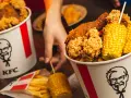 Kosz z kurczakiem KFC, frytki i kolby kukurydzy. Zastanawiasz się nad frytki KFC kcal?