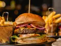 Jak zrobić idealnego burgera? Sekrety mistrza w Twojej kuchni