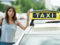 Frau winkt einem Taxi für eine kurze Strecke.
