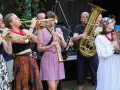 Zespół gra na instrumentach dętych i akordeonie. Góralska muzyka nowoczesną brzmi wesoło, tworząc radosną atmosferę.