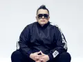 Marek "Mrozu" Mróz w okularach i czarnej kurtce z napisem "GETTA", jakby szykował się na koncert zespołu Munka Staszczyka.