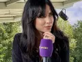 Maja Strzelczyk z mikrofonem Polsat Sport, w otoczeniu zieleni, przygotowuje się do wywiadu.