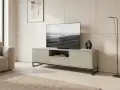 Nowoczesna nadstawka rtv z telewizorem i dekoracjami, tworząca stylową przestrzeń w salonie.