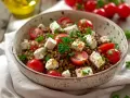 Ein köstlicher Linsensalat mit Feta, Kirschtomaten und frischer Petersilie, garniert mit Gewürzen.