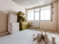 Materiały budowlane, w tym pustaki i wełna mineralna, czekają na **ocieplenie ścian od wewnątrz**.