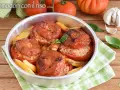 Pomodori ripieni di riso, cotti al forno con patate e basilico. Un piatto estivo saporito e colorato.
