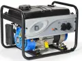 Agregat prądotwórczy z panelem sterowania, gniazdami AC230V i DC12V. Pokazuje, jak działa agregat prądotwórczy, dostarczając energię.