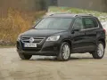 Czarny Volkswagen Tiguan, jeden z najmniej awaryjnych SUV-ów 10 letnich, na drodze gruntowej.
