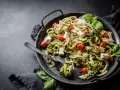 Zucchinipasta med kyckling, tomater och fetaost. Ett perfekt protein recept för en lätt och god måltid.