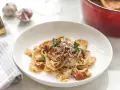 Tagliatelle z grzybami przepis. Pyszny makaron z bogatym sosem grzybowym, posypany parmezanem i świeżą natką pietruszki.