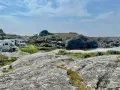 Husbilscamping vid en klippig kust, en perfekt plats för en **turista i Skåne** som söker lugn och natur.
