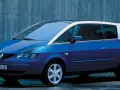 Niebieski Renault Avantime z białym dachem, stojący na tle betonowej ściany.
