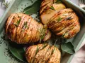 Pommes de terre Hasselback dorées et croustillantes, garnies de romarin frais. Une recette pomme de terre parfaite pour accompagner vos plats.
