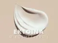 Smuga białego kremu kosmetycznego na beżowym tle z napisem "EKTOINA W KOSMETYKACH".