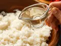 Doprawianie ryżu do sushi octem ryżowym. Ten ocet ryżowy do czego? Do nadania idealnego smaku i konsystencji.