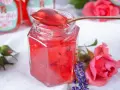 Ein Glas Sylter Rosenmarmelade, verziert mit Rosen und Lavendel. Ein köstliches Rezept für den Sommer.