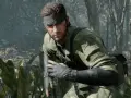 Snake, en su misión de **guía Metal Gear Solid Delta**, se agazapa en la jungla, listo para la acción.