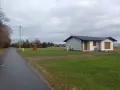 Dom w budowie, szary tynk, ciemny dach. Zastanawiasz się, ile trwa budowa domu 100m2?