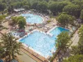 Widok z lotu ptaka na baseny i leżaki na terenie Bijela Uvala Camping.